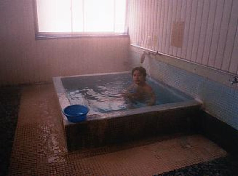 寿湯の簡素な浴室
