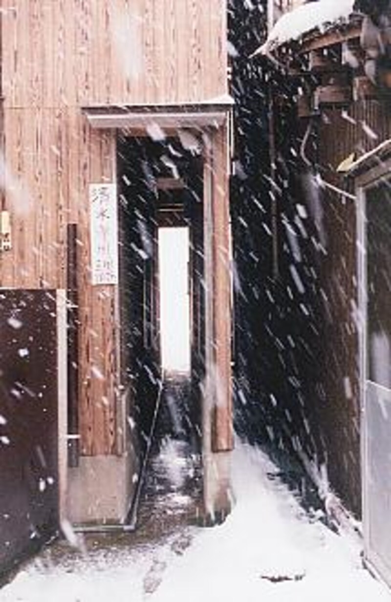 すれ違えない通路