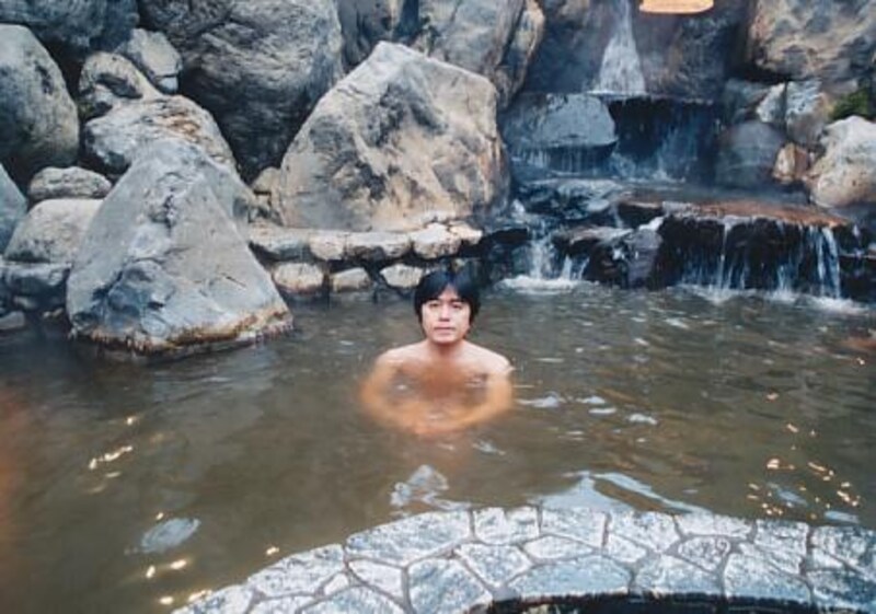 茶色に濁った源泉浴槽