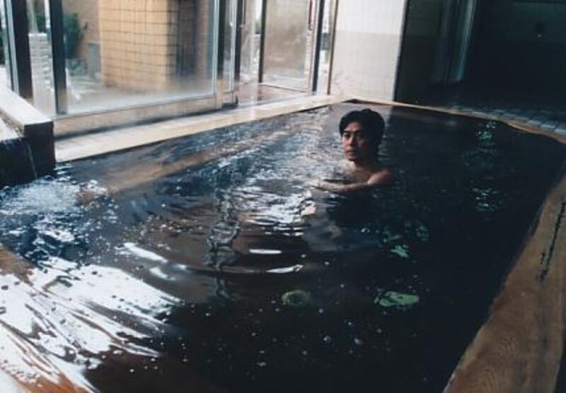 内湯は濾過され透明になっている