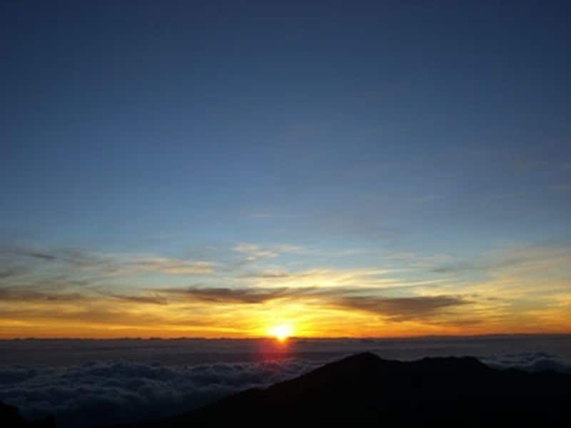 マウイ島のシンボル、世界最大の休火山ハレアカラ。ハワイ語で「太陽の家」の意味の通り、山頂で美しい日の出を拝むことができる