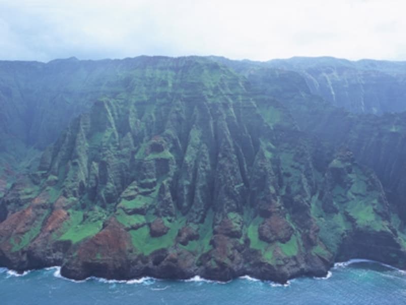 ハワイ＝ワイキキビーチのイメージからは想像できない、緑濃いジャングルに覆われたカウアイ島（写真協力：ハワイ州観光局）