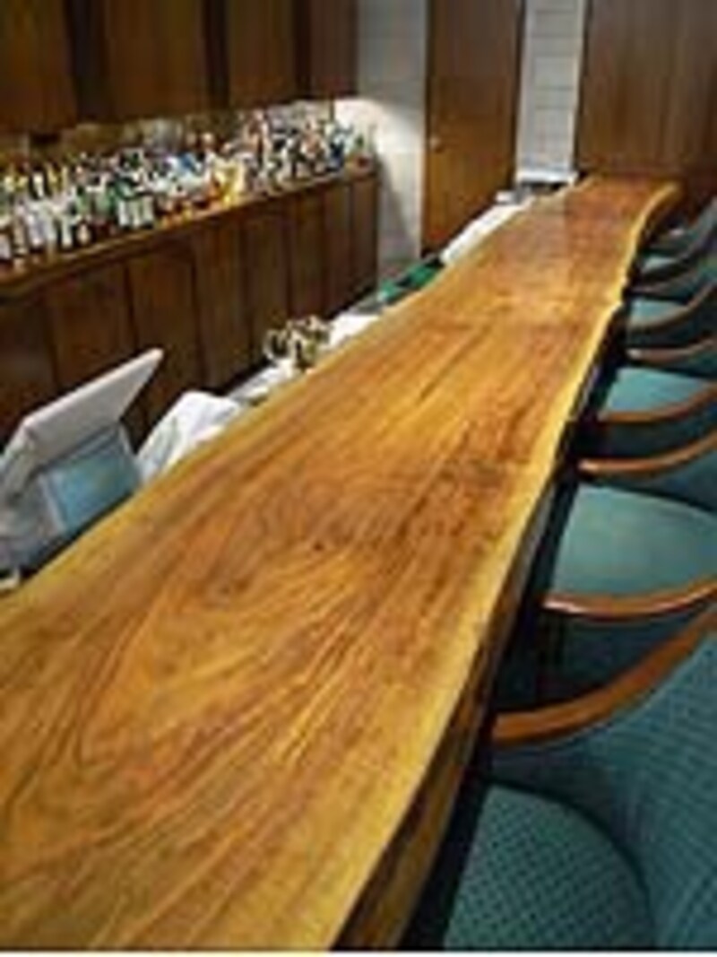 1枚板のカウンターも趣がある1階のメインバー プエルト