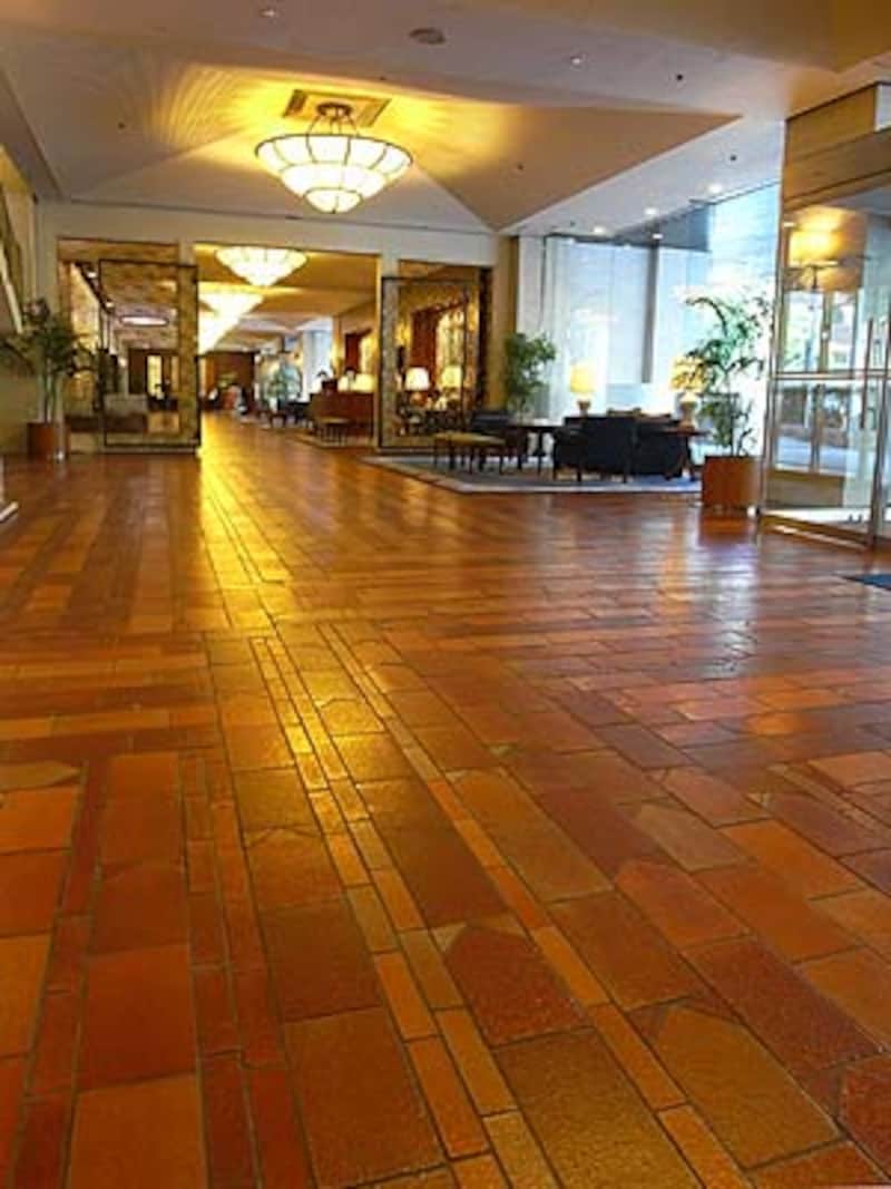 焼き物の町・愛知県常滑市のタイルを敷き詰めたロビー