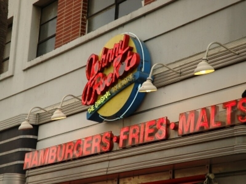 有名なハンバーガー店ジョニーロケッツでランチ