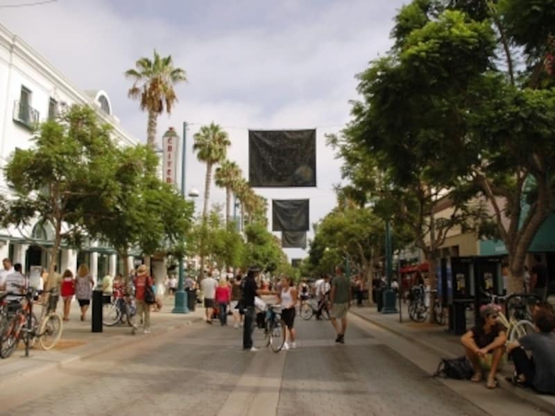 サードストリートプロムナードでショッピングを楽しもう