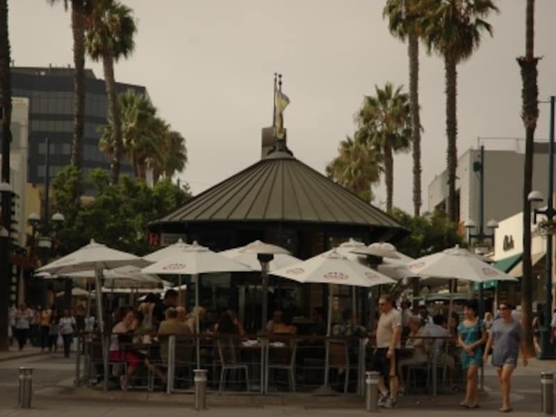 オープンカフェやレストラン、バーがたくさんサードストリート