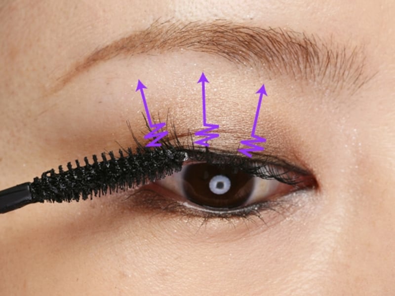 扇状にまつ毛を広げるような気持ちでつけていくのがポイント
