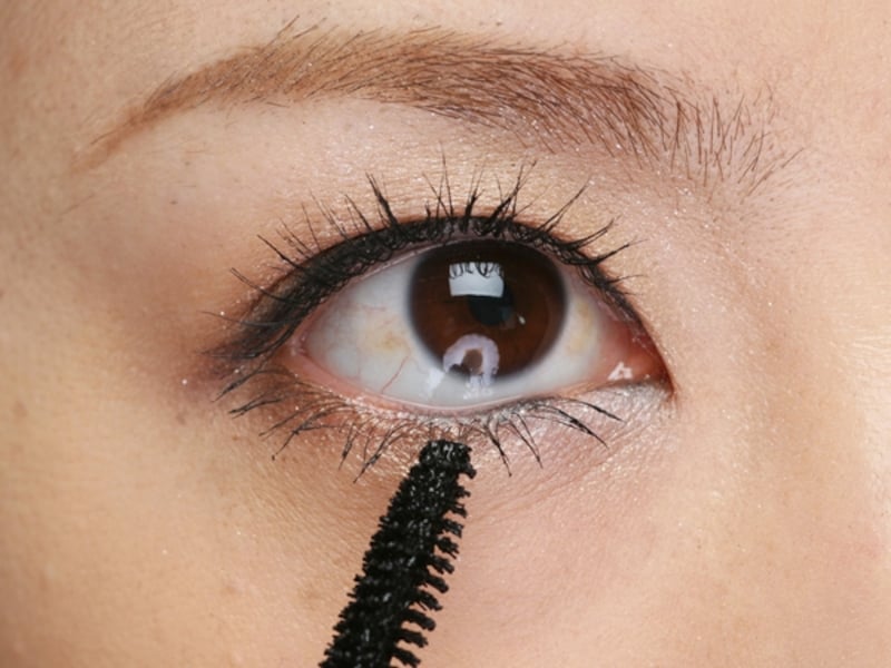 下まつげを塗る時はブラシを縦にして