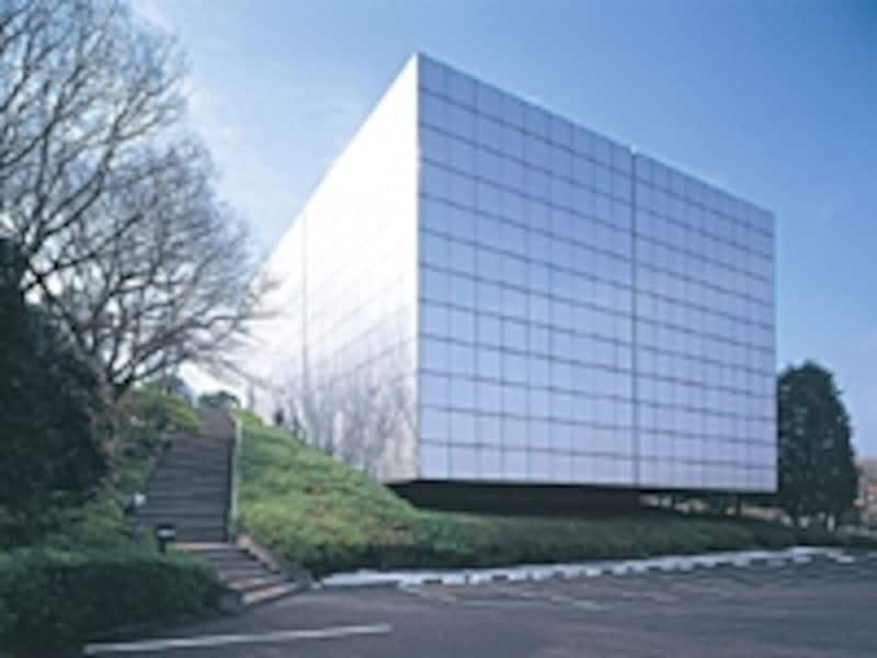 彫刻家である井上武吉が設計したステンレスの外壁で囲まれたキューブ型の建物はインパクト大。