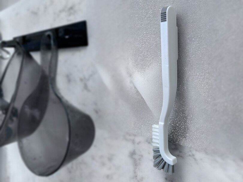 【ダイソー】イヤな排水口掃除がラクになる！「磁石で引っ付くお風呂のお掃除ブラシ（ピンセット付）」