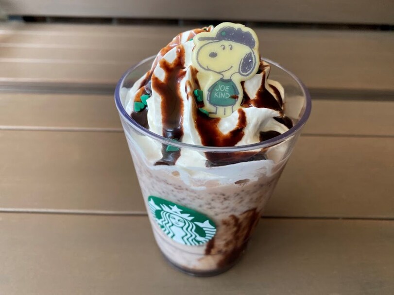 【スタバ新作】スヌーピーコラボはどんな味？ キャラメル×チョコレートが香ばしい濃厚フラペチーノだった