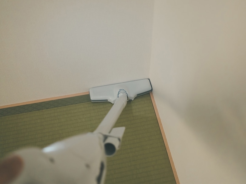 掃除機で角や隙間の掃除がしづらくて悩んでいます。何かコツとかってありますか？【家電のプロが解説】