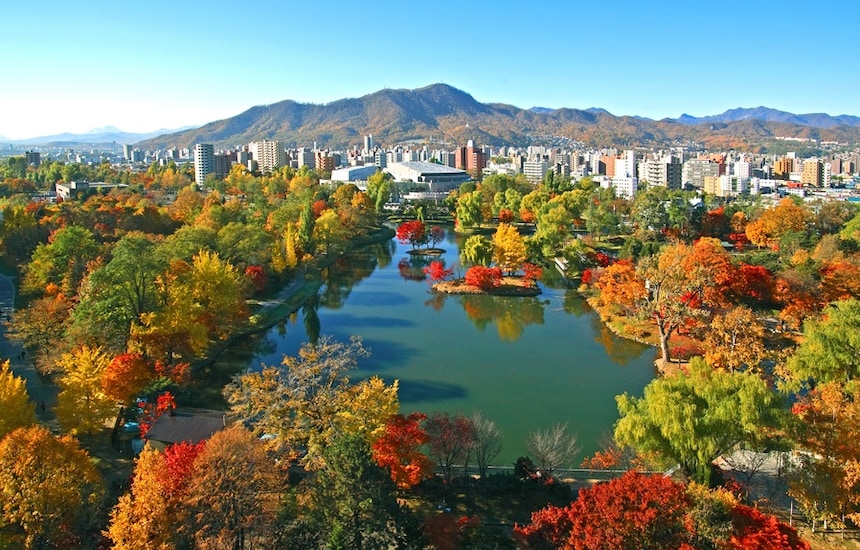 Explore Sapporo’s Fall Color Spots by Subway