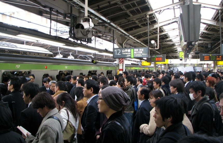 9 Tips for Surviving Crowded Trains