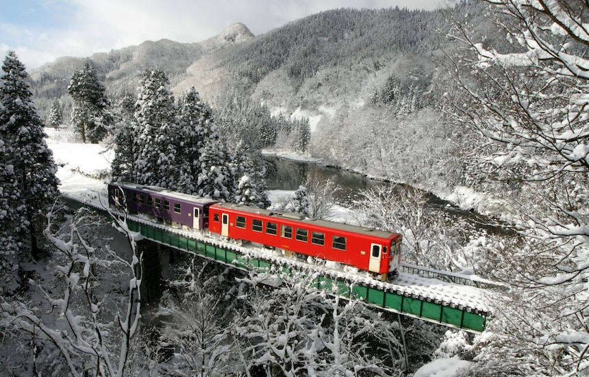 Akita Nairiku Line: รถไฟสายเหมันต์