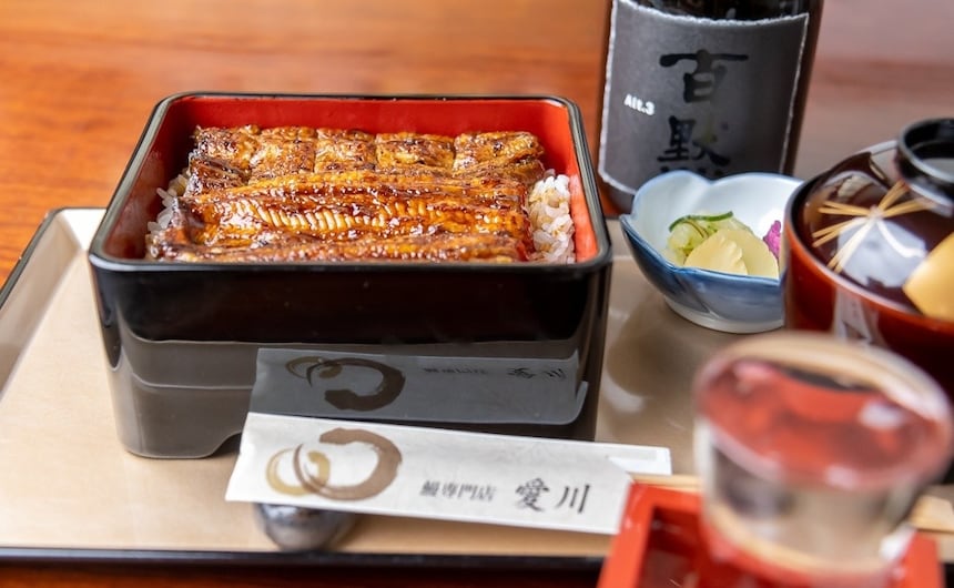 食在东京：现点现杀 万遍翻烤！值得花时间等待的“爱川”东西双拼鳗鱼饭