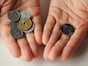 「1日200円しか持ち歩かない」61歳・元自営業男性、月5万6000円の年金生活