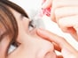 コンタクトをしたまま目薬をさすのは危険？ 点眼薬の防腐剤リスクと安全な選び方