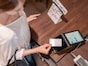 後輩の前でカードが使えず…年収400万円・34歳女性が“限度額オーバー”した意外な出費