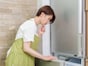 Q. 冷凍庫で凍らせた保冷剤やアイスに、夏場だけ霜がびっしり付きます。冷凍庫の性能が落ちているサインですか？