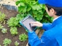 農林水産・鉱業の「平均年収」はいくら？ 年代別の推移を紹介