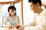 結婚をしたら夫の給料でやりくりする夫婦も多い。そんな時は、扶養の手続きを忘れずに！