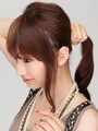 おくれ毛を出すことで雰囲気が柔らかくなる