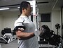 まずはダンベルカールから。上腕二頭筋（力こぶの筋肉）がどんどん張ってくるのがわかります