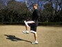 両手は腰骨の横に置きましょう。