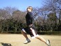 スタート姿勢から真上に飛んで、足を空中で入れ替えます。