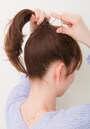 TOPで結んだゴムに重ねて結ぶ