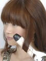 32mmのアイロンで毛先中心に巻きこむ。