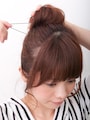頭皮に垂直にピンをあててから毛束とベースの髪を両方合わせて留めていく