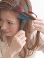 三つ編みと同じ動きに下の毛束も一緒にひろうように編む