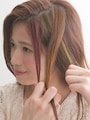 外側の毛束を中心の毛束に上にもっていきクロス