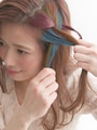 三つ編みと同じ動きに下の毛束も一緒にひろうように編む