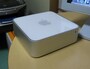 通常のMac miniと本体サイズは全く同じ。光学ドライブのスリットがないだけです（クリックで拡大）