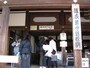 真っ暗闇が面白く、そして怖い「胎内（たいない）めぐり」