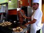 パストールを焼く職人。肉をこそぎ落とすのも熟練の技が必要なのです
