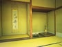 掛け軸や生け花が飾りつけられた床の間