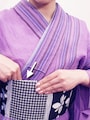 ※特殊な着付けでおはしょりを引くと乱れる場合、帯の上から押し込んで整えます。