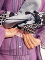 浴衣の着崩れ直し方1.帯に手を差し込み、伊達締めを下に引きます。帯がゆるいときは、ここにプチタオルを入れておくと良いでしょう。