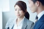 唇の閉じ方：無表情な時に唇の両端が下がり気味の人