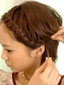 耳のうしろで表面の髪をかぶせる
