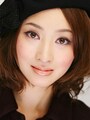 ボルドーのカラージェルライナーを使用したメイク