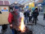 アンジェル駅前で開かれているクリスマス市。鍛冶職人が実際にアクセサリーなどをつくって見せている