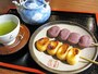 「羽二重団子」昔ながらの製法を守り、日持ちはその日限り。店内で出来立てを楽しみたい。