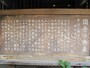 店の外に立つ「羽二重団子」由来