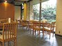 広々とした店内。庭を眺めながら寛ぎたい。